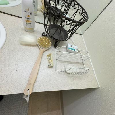 Variety of bathroom items.