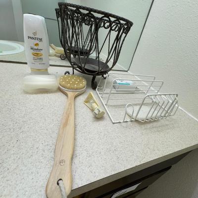 Variety of bathroom items.