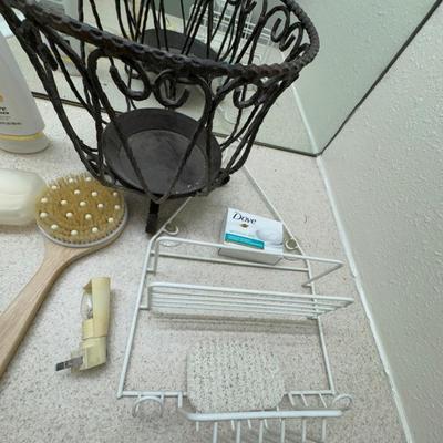Variety of bathroom items.