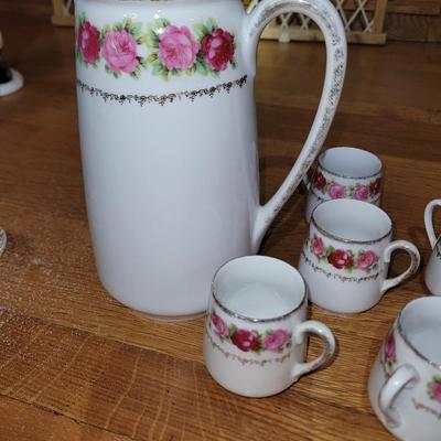 Very fine and delicate teapot with cups