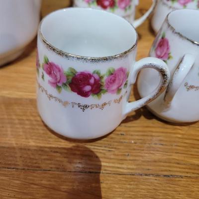 Very fine and delicate teapot with cups