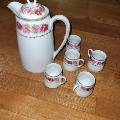 Very fine and delicate teapot with cups