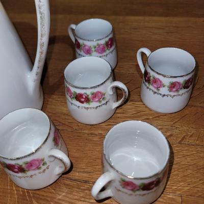 Very fine and delicate teapot with cups