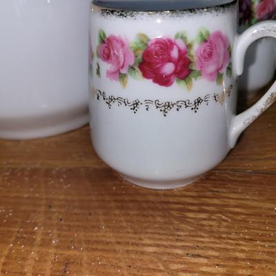 Very fine and delicate teapot with cups