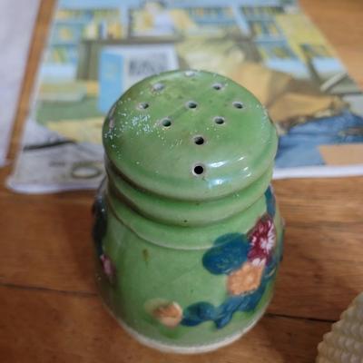 3 old shakers and vintage magazines