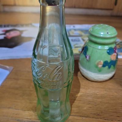 3 old shakers and vintage magazines