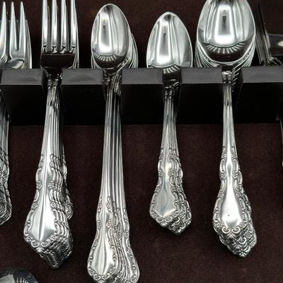 Oneida Deluxe Stainless “Michelangelo” Flatware Complete Set with Case