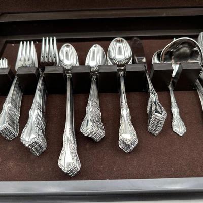 Oneida Deluxe Stainless “Michelangelo” Flatware Complete Set with Case
