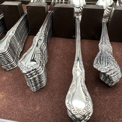 Oneida Deluxe Stainless “Michelangelo” Flatware Complete Set with Case