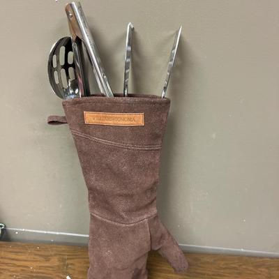 Nice Williams Sonoma Oven Mit with Utensils .
