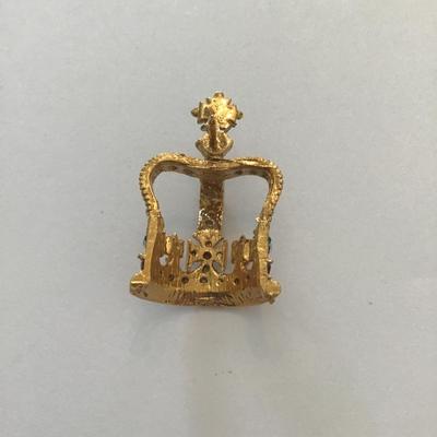 St. Edwards crown souvenir stud pin