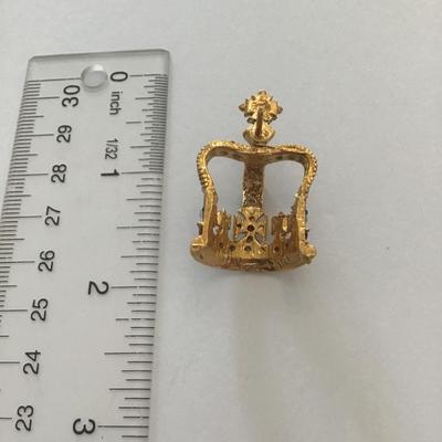 St. Edwards crown souvenir stud pin