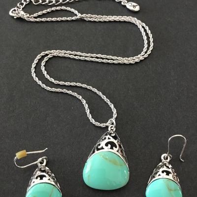Beautiful faux turquoise, silver tone, pendant, necklace, earring set very nice