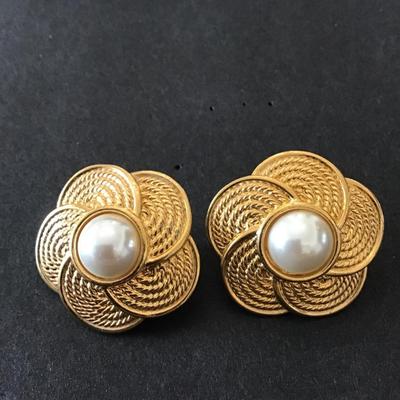 Beautiful Napier vintage screw back statement earrings