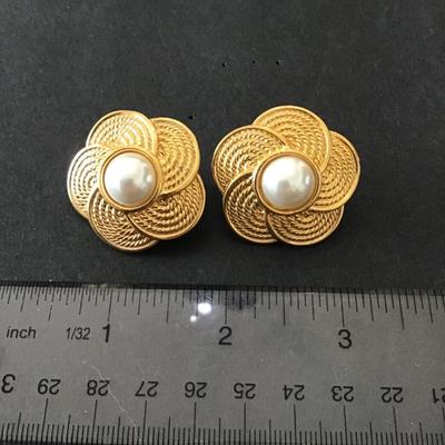 Beautiful Napier vintage screw back statement earrings