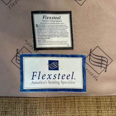 Flexsteel 3-Cushion Sofa – Neutral Upholstery