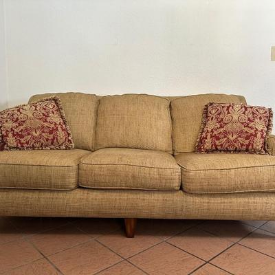 Flexsteel 3-Cushion Sofa – Neutral Upholstery