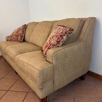 Flexsteel 3-Cushion Sofa – Neutral Upholstery