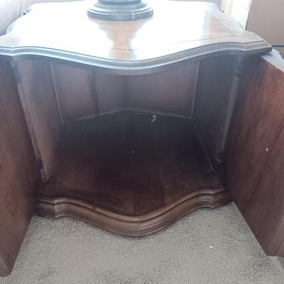 2 END TABLES WITH CUPBOARD AND A BRASS BASE LAMP