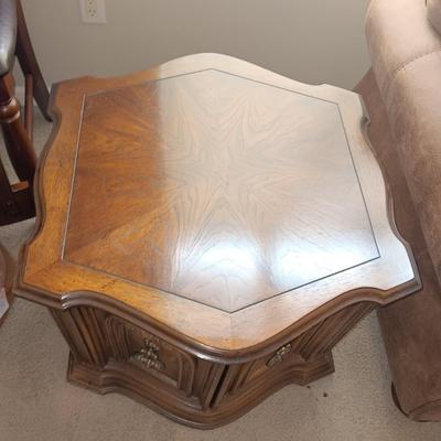 2 END TABLES WITH CUPBOARD AND A BRASS BASE LAMP