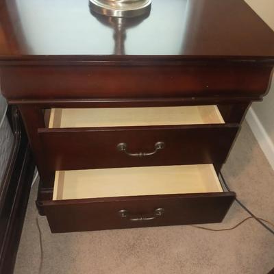 NIGHTSTAND WITH LAMP