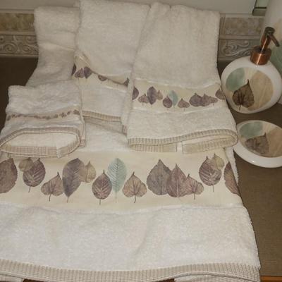 GUEST TOWELS AND MATCHING BATHROOM ESSENTIALS