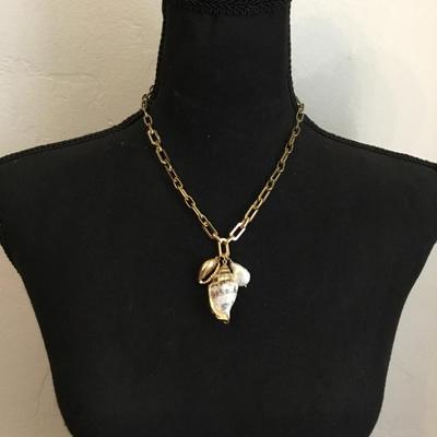 Beautiful, very nice gold toned seashell & genuine baroque Pearl