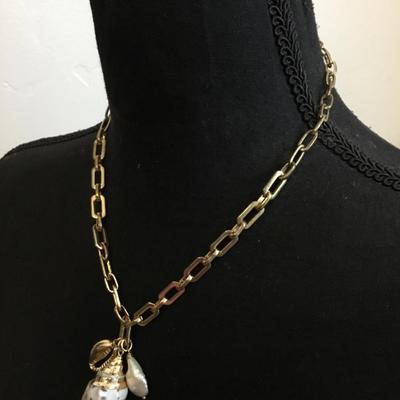Beautiful, very nice gold toned seashell & genuine baroque Pearl