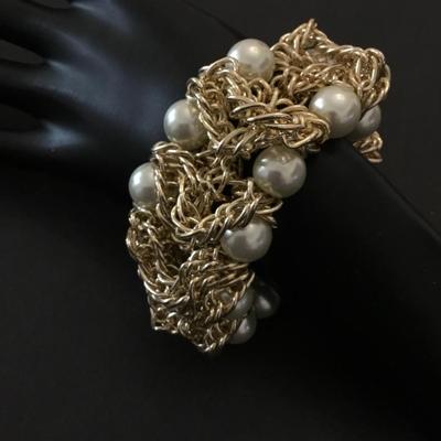 Nice gold tone faux pearl stretch bracelet very nice