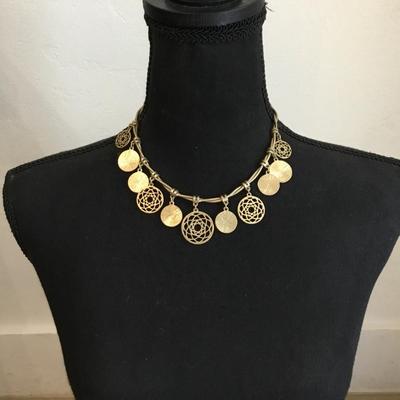 Very nice beautiful gold toned necklace