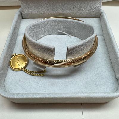 1054 14k Yellow Gold Hollow Bangle Bracelet