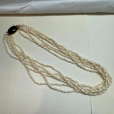 1055 14k Yellow Gold Black Onyx Clasp Freshwater Pearl Necklace