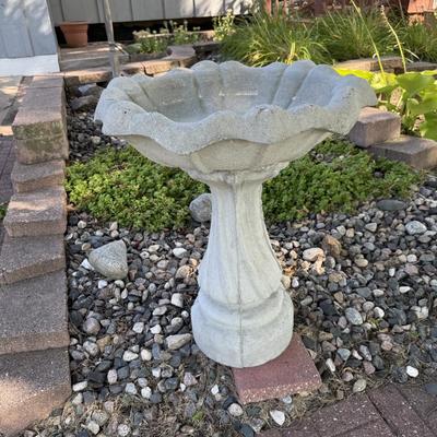 Concrete Bird Bath w/Tulip curved Lane