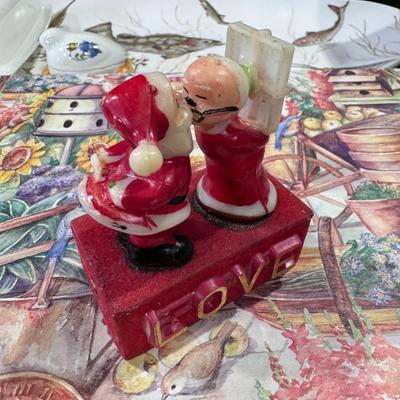 "Vintage Miniature Kissing Santa & Mrs Claus Christmas Figurine".