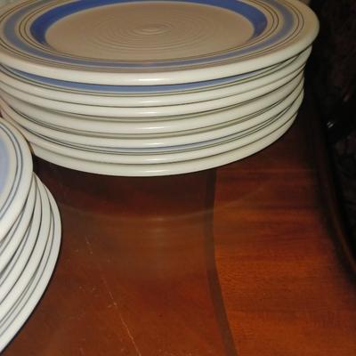 PFALTZGRAFF DINNERWARE 7 DINNER PLATES & BOWLS