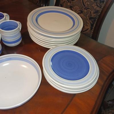 PFALTZGRAFF DINNERWARE 7 DINNER PLATES & BOWLS