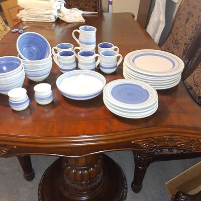PFALTZGRAFF DINNERWARE 7 DINNER PLATES & BOWLS