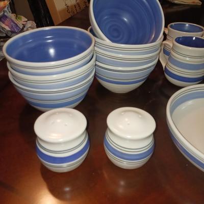 PFALTZGRAFF DINNERWARE 7 DINNER PLATES & BOWLS