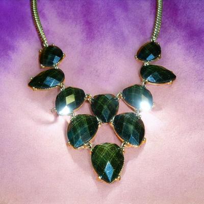 Speckled Evergreen Color Teardrop Bib Style Necklace
