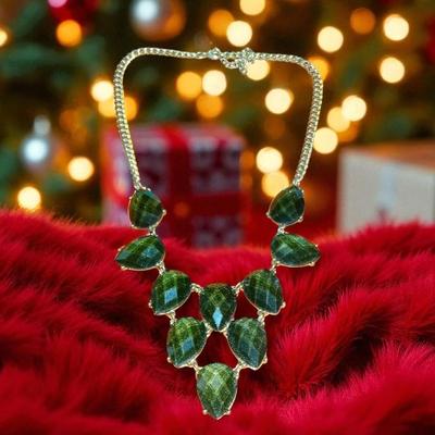 Speckled Evergreen Color Teardrop Bib Style Necklace