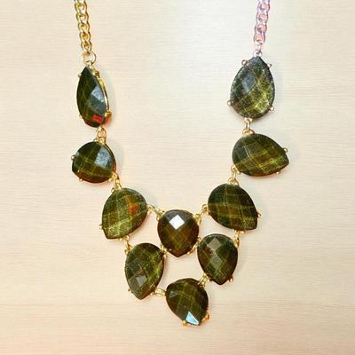 Speckled Evergreen Color Teardrop Bib Style Necklace