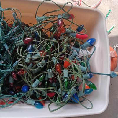 TOTE FULL OF INDOOR/OUTDOOR CHRISTMAS LIGHTS, LIGHTED SIGN AND A PUMPKIN