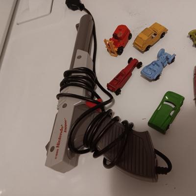 1985 NINTENDO ZAPPER AND VINTAGE METAL TOY CARS