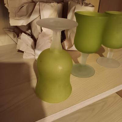 8 FROSTED GREEN STEMMED GLASSES AND A FRAMED PHOTO