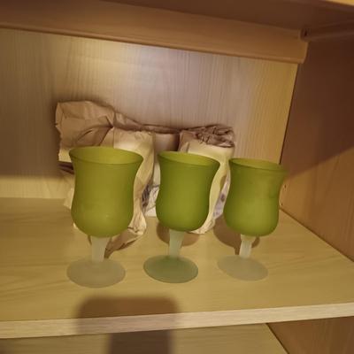 8 FROSTED GREEN STEMMED GLASSES AND A FRAMED PHOTO