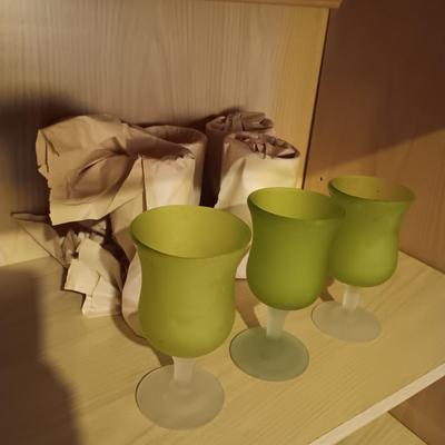 8 FROSTED GREEN STEMMED GLASSES AND A FRAMED PHOTO