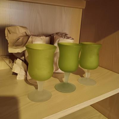 8 FROSTED GREEN STEMMED GLASSES AND A FRAMED PHOTO