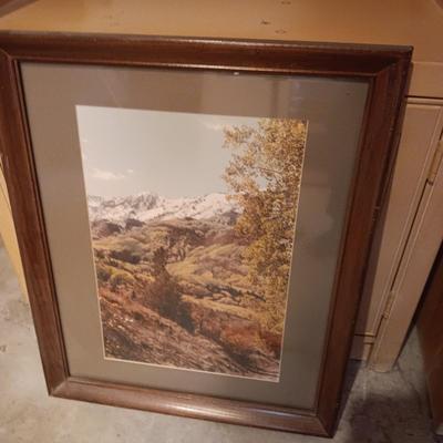 8 FROSTED GREEN STEMMED GLASSES AND A FRAMED PHOTO