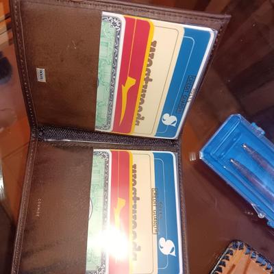 2 NEW WALLETS, 2 TIE TACKS, SHOE HORNS AND PEN/PENCIL SET