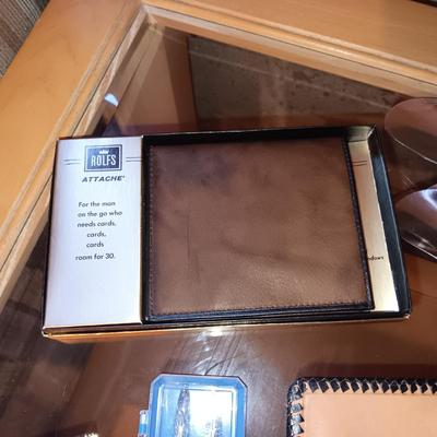 2 NEW WALLETS, 2 TIE TACKS, SHOE HORNS AND PEN/PENCIL SET